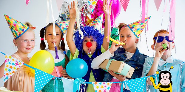 Bilden visar flera barn som är på kalas med ballonger, utklädnad och Kumlahumlan i hörnet. 